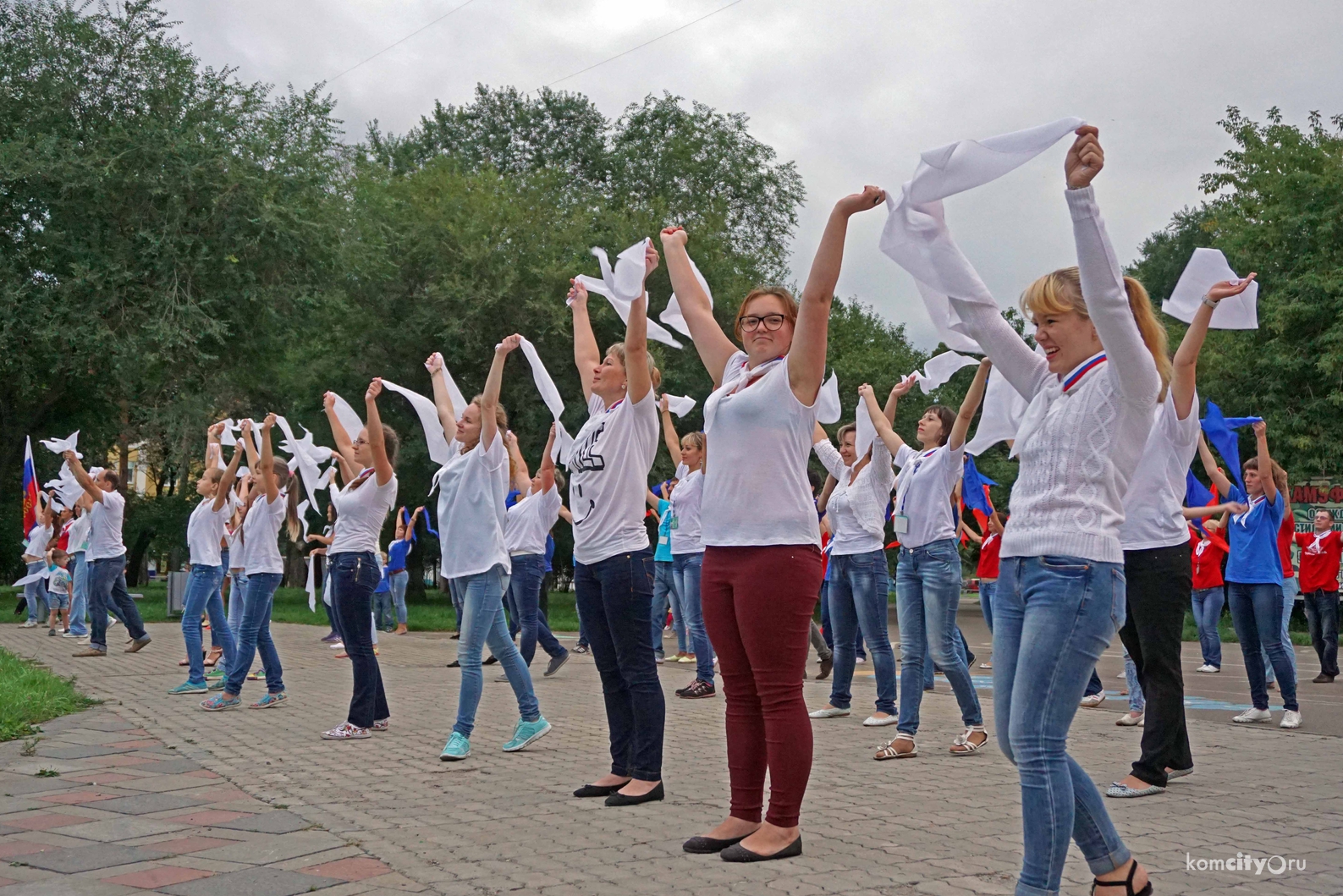 Флеш-мобы в честь Дня государственного флага провели вчера в Комсомольске-на-Амуре