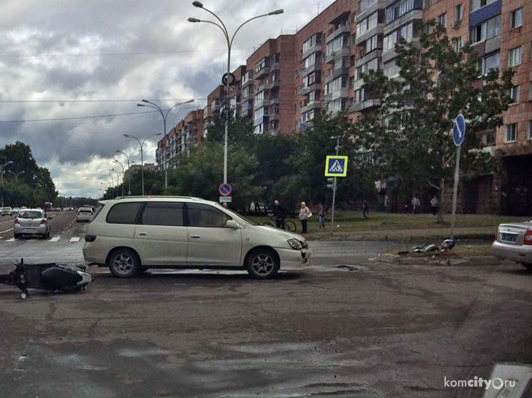На перекрёстке проспекта Первостроителей и улицы Комсомольской столкнулись мопед и «Тойота Гайа»