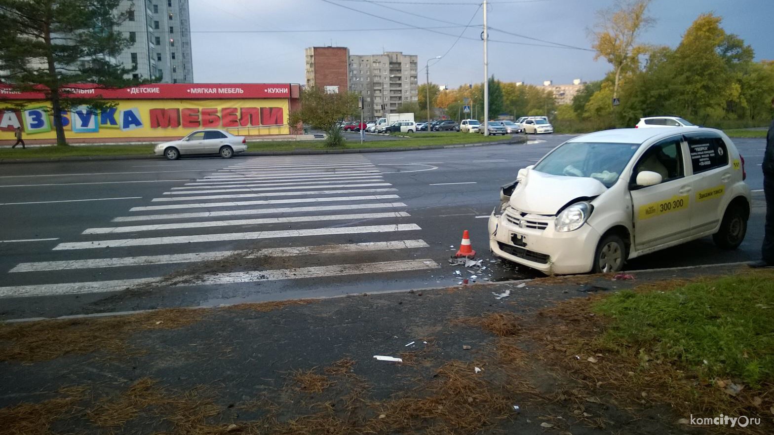 В аварии на проспекте Первостроителей Комсомольска-на-Амуре пострадала пассажирка такси