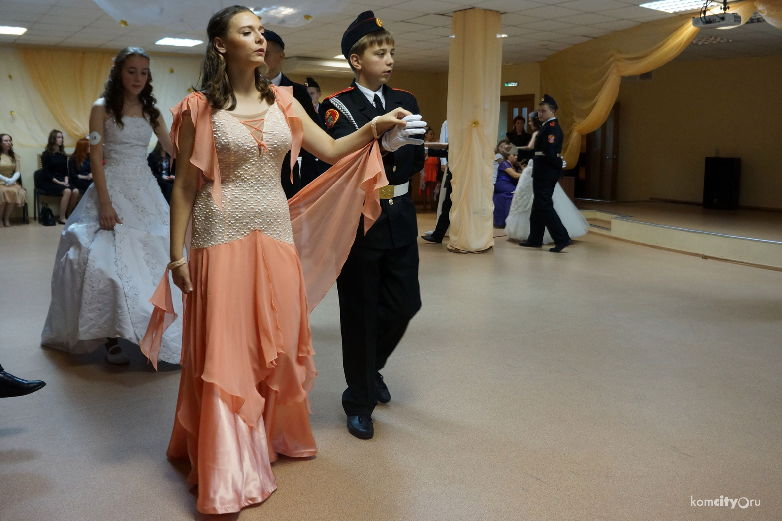 Участники «Литературного бала», состоявшегося в Комсомольске-на-Амуре научились танцевать четыре исторических танца 