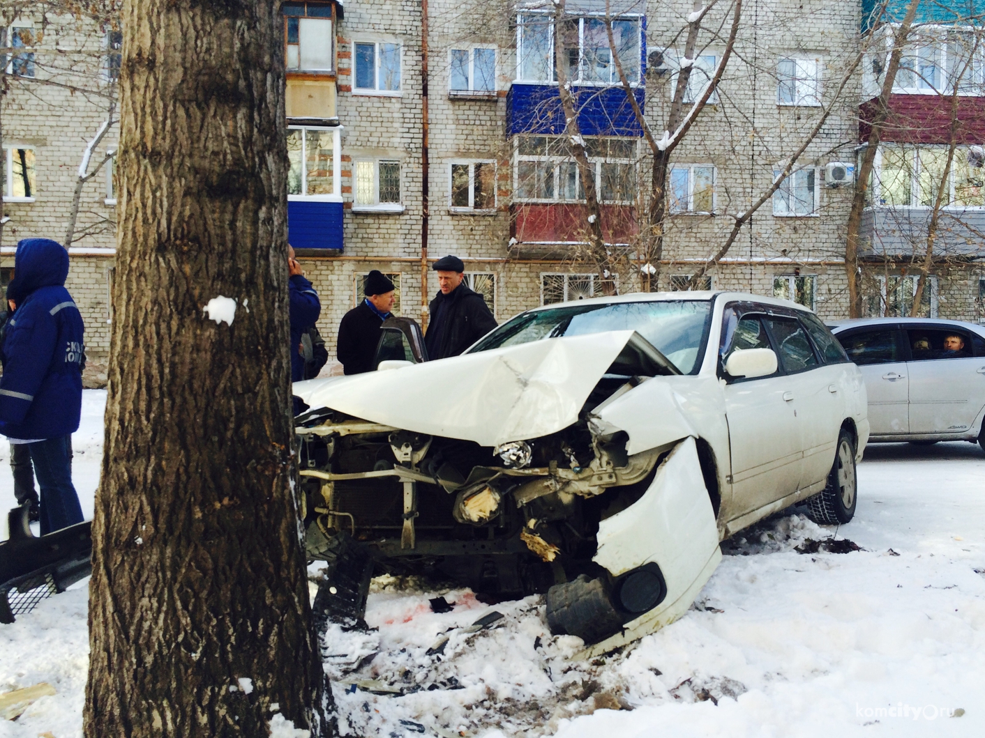 Инфаркт за рулём: в Комсомольске-на-Амуре машина, водителю которой стало плохо, врезалась в дерево