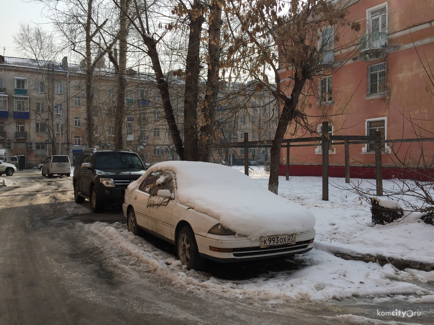 Автомобили во дворах городов зимой