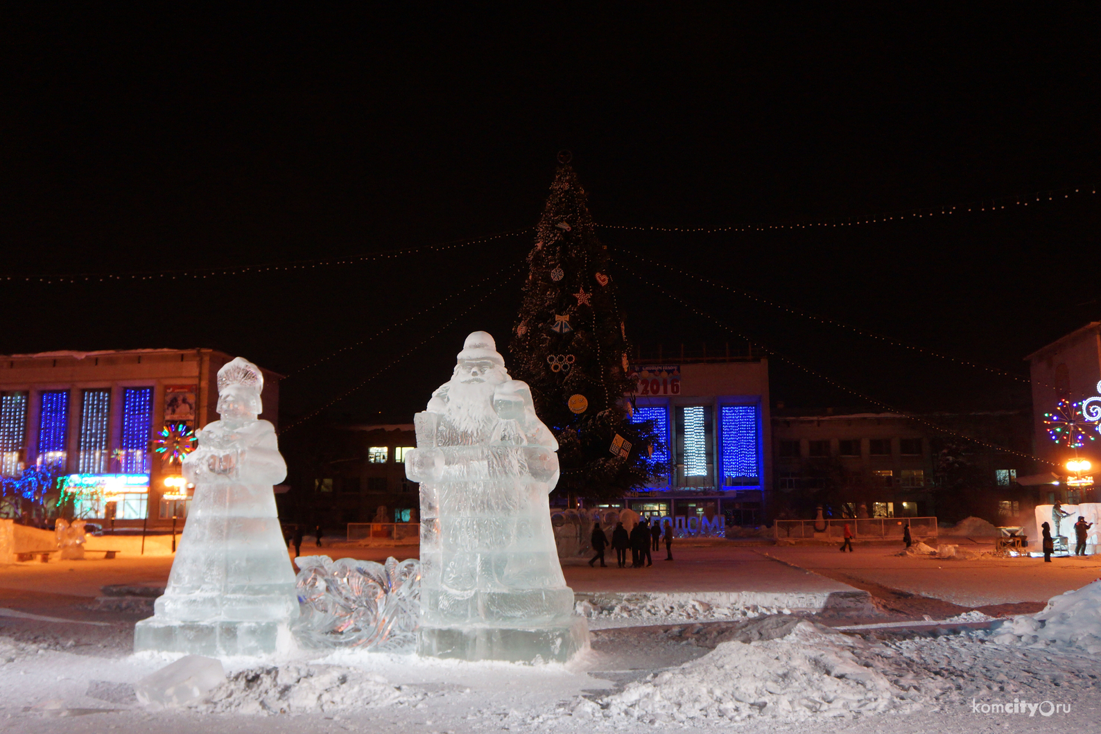 Новые Дед Мороз и Снегурочка на площади Юности пришлись по вкусу жителям Комсомольска-на-Амуре