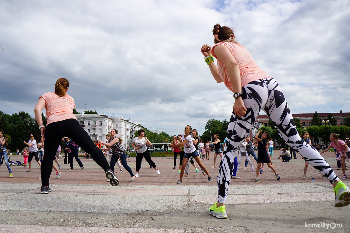 Два десятка комсомольчан поучаствовали в фитнес-зарядке на площади Юности