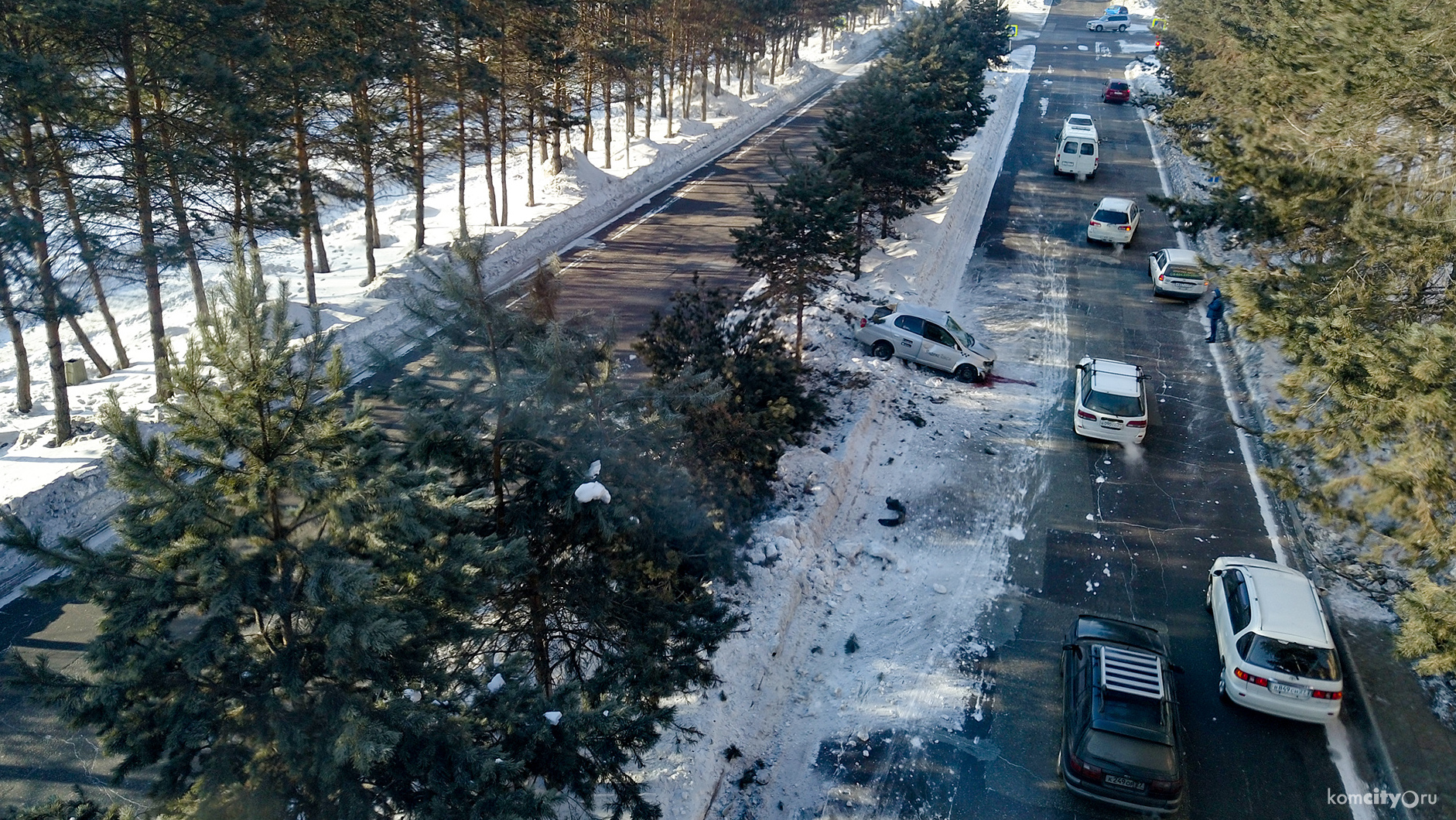 В Комсомольске-на-Амуре Тойота Плац срубила несколько елей