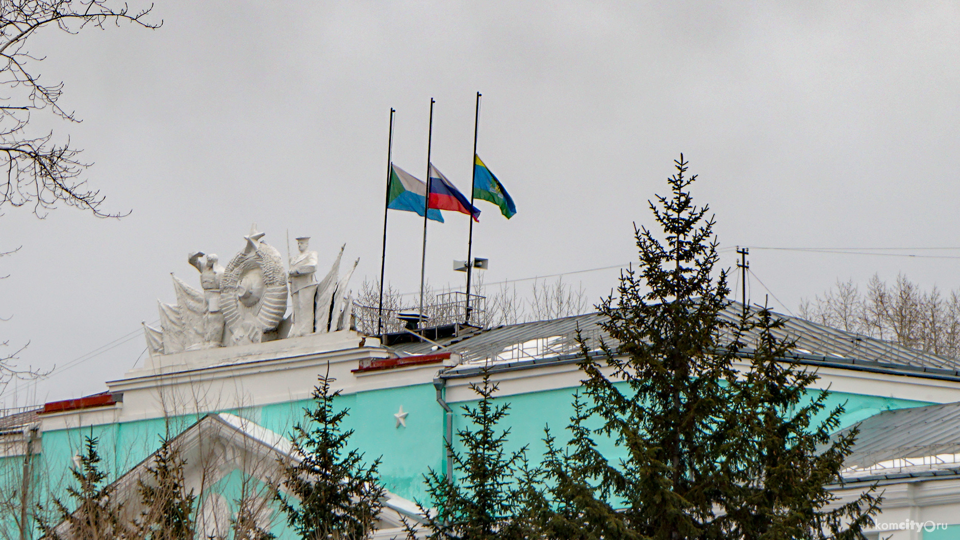 В день траура в Комсомольске-на-Амуре приспустили флаги, а контролирующие органы приступили к масштабным проверкам