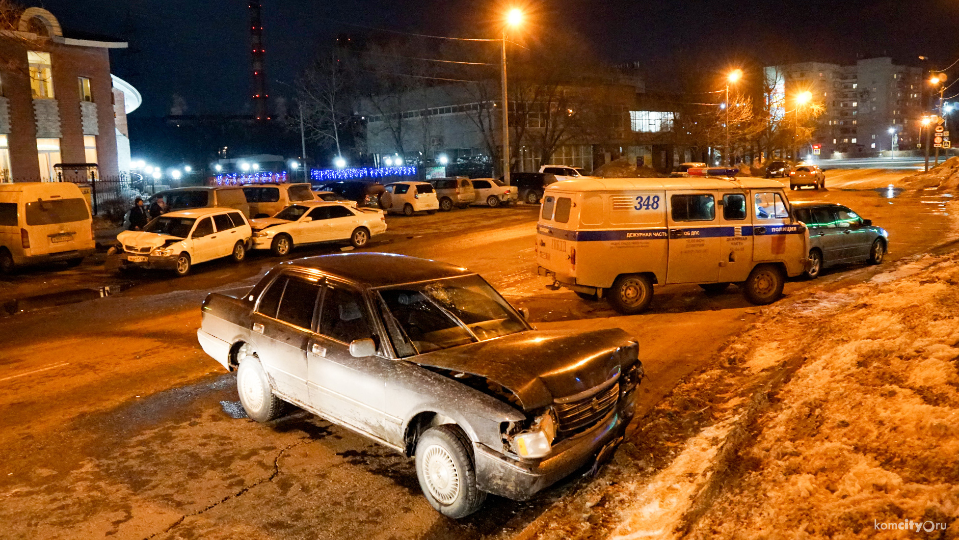 В Комсомольске-на-Амуре «Кроун» протаранил два припаркованных автомобиля