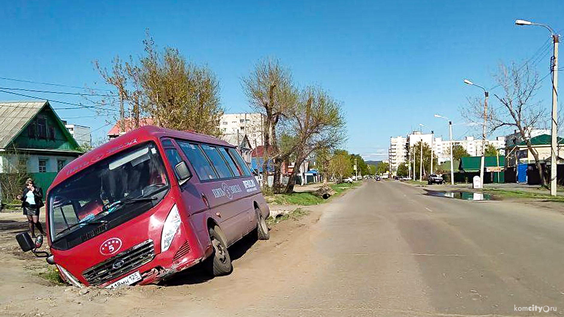В Комсомольске-на-Амуре водитель «уронил» автобус в кювет и сбежал с места ДТП