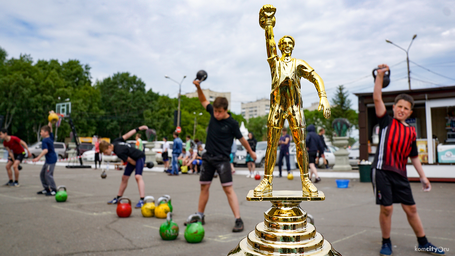 Взрослые и дети в День рождения Комсомольска боролись за победу в чемпионате по гиревому спорту