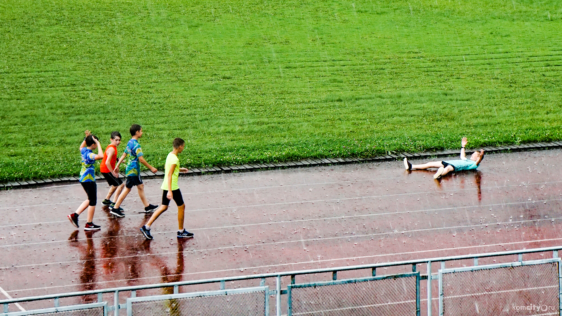 Соревнования по бегу с препятствиями состоялись в Комсомольске-на-Амуре под проливным дождём
