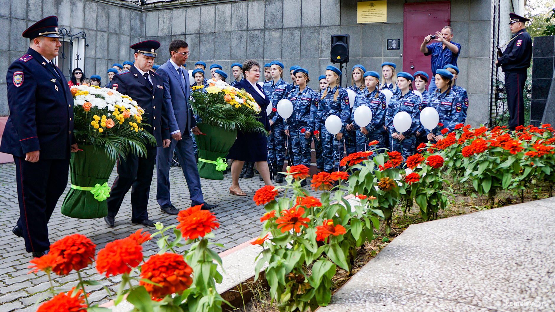 В Комсомольске-на-Амуре в память о жертвах террора на Мемориал УМВД возложили цветы 