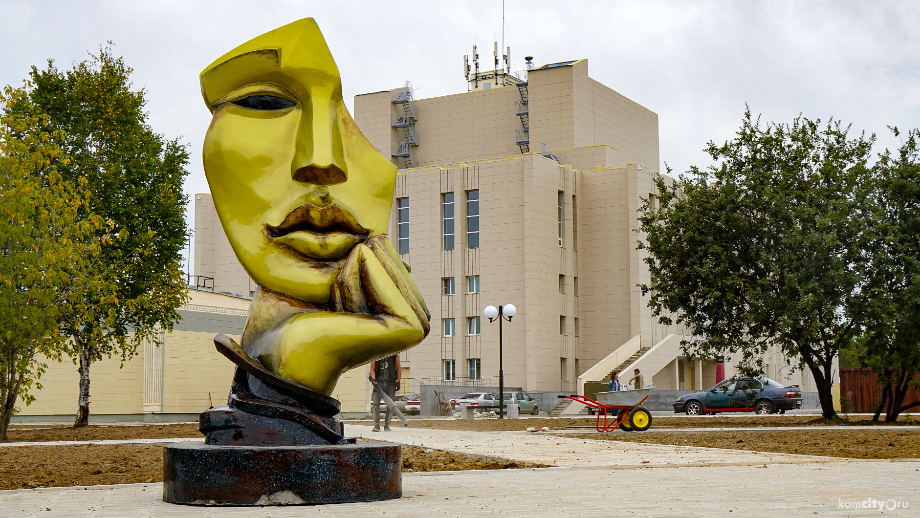 Ещё одну театральную маску установили в сквере у Драмтеатра Комсомольска-на-Амуре