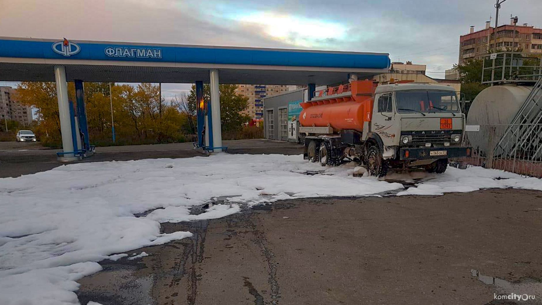На заправке в Комсомольске-на-Амуре произошёл масштабный розлив топлива