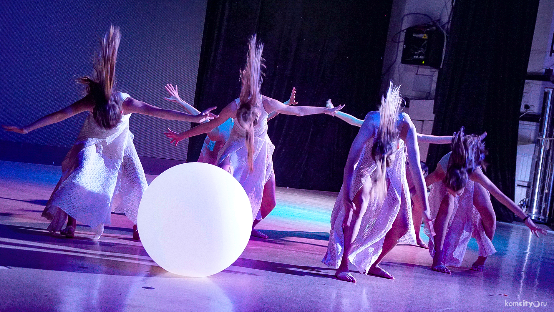 О смысле жизни и одиночестве: Странными танцами открылся фестиваль современной хореографии «Иное» в Комсомольске-на-Амуре
