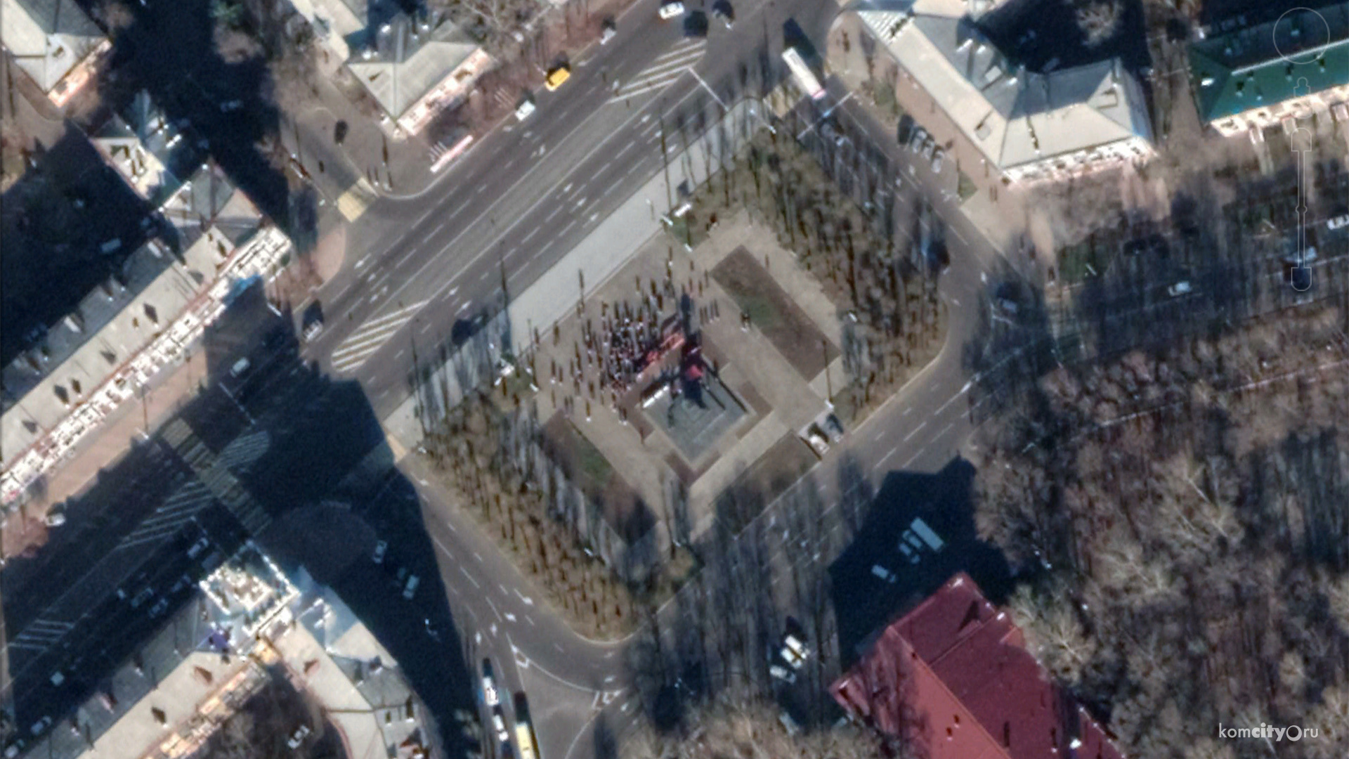 Сохранится на века: Спутник сервиса Google Планета Земля запечатлел митинг в честь 7 ноября на площади Ленина