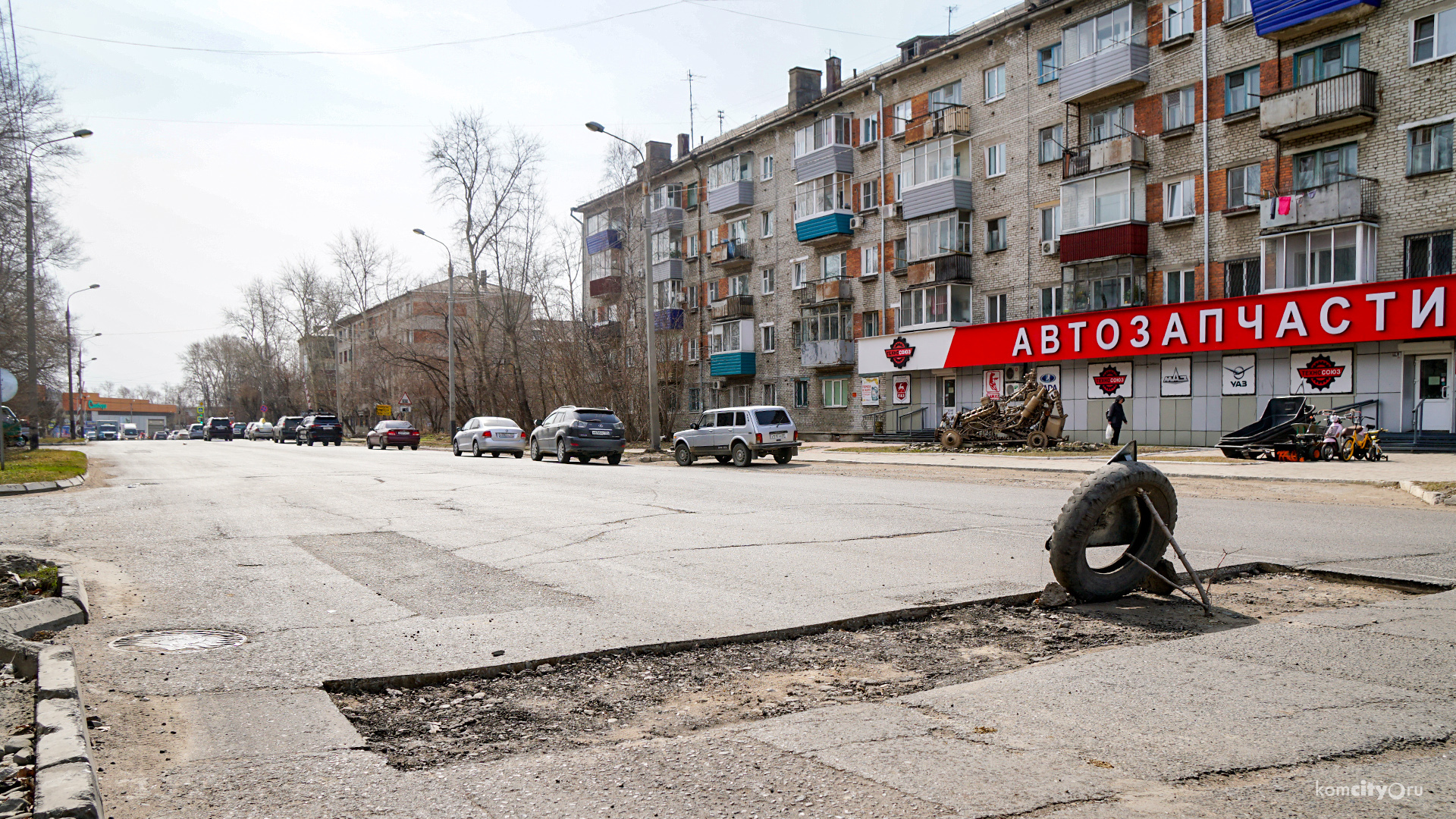 В Комсомольске-на-Амуре стартовал ямочный ремонт, машины начали пробивать колёса на вырубках