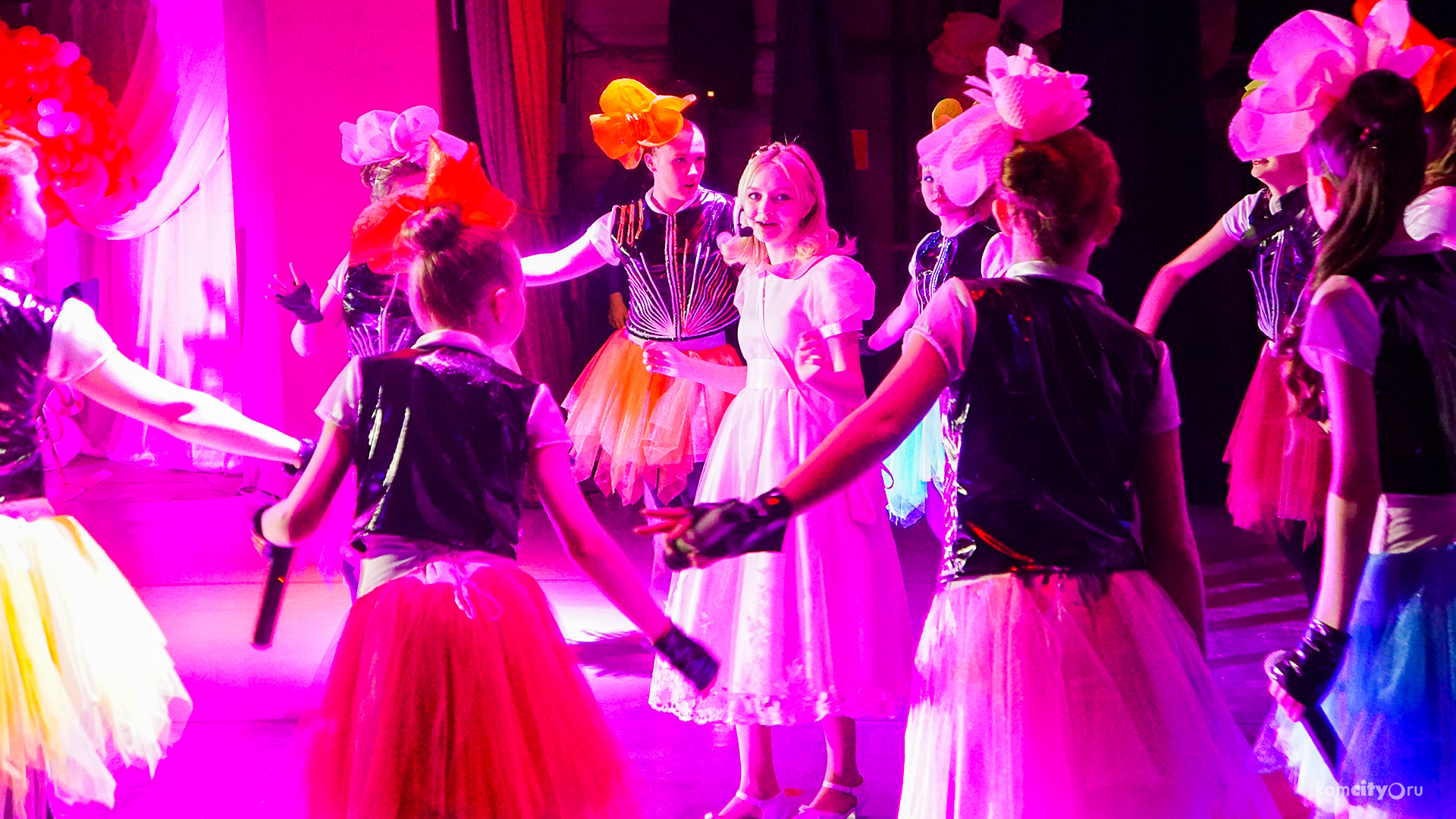 Музыкальное путешествие Алисы в страну чудес показали на спектакле в Комсомольске-на-Амуре