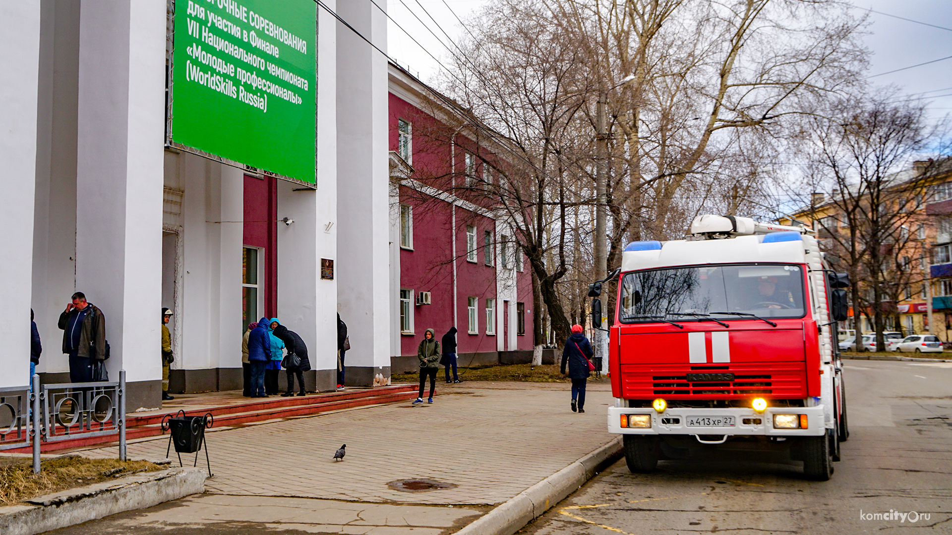 В Комсомольске-на-Амуре сотни учащихся были эвакуированы из авиастроительного колледжа из-за пожарной тревоги  