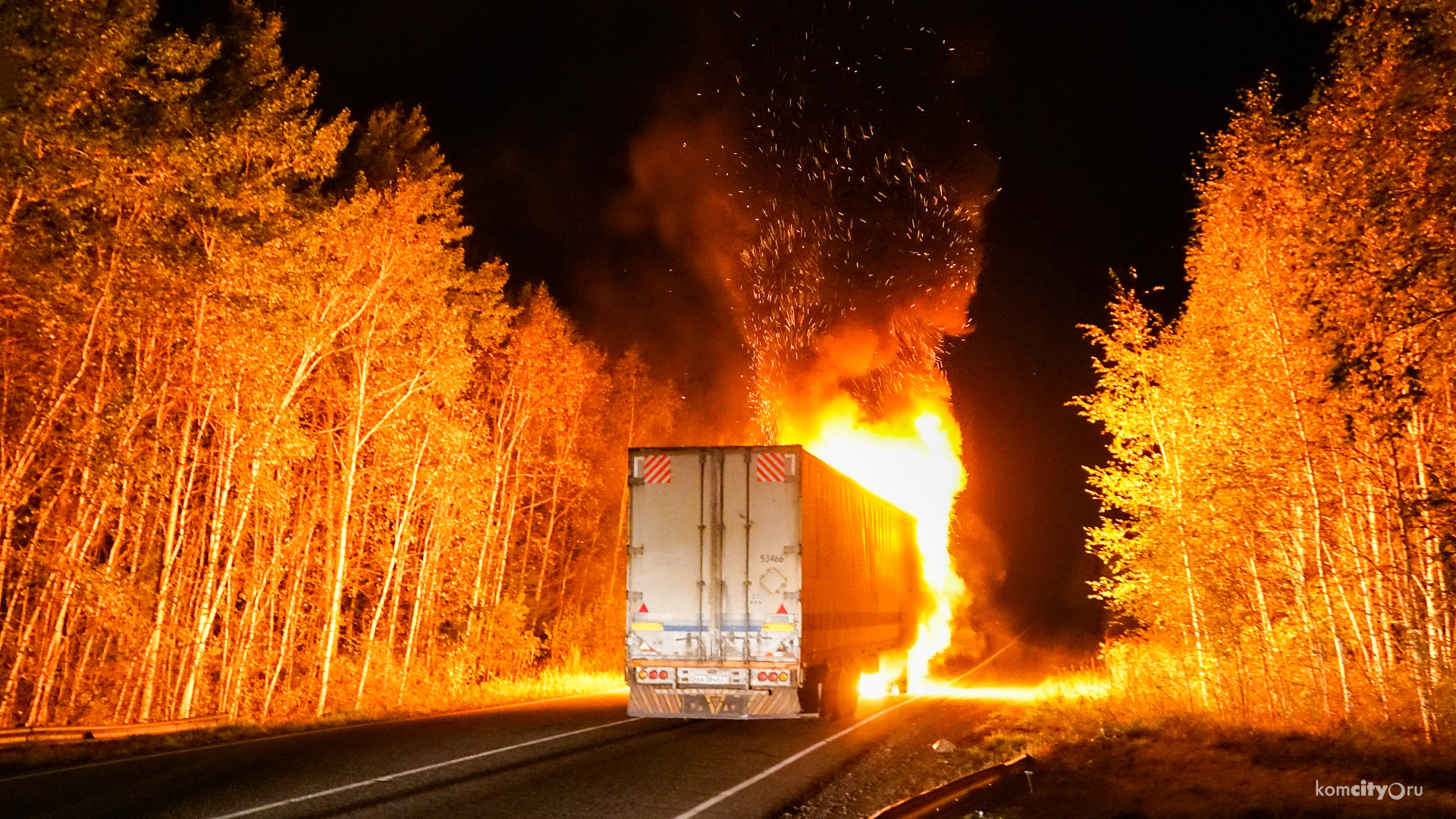 На трассе Комсомольск-на-Амуре — Хабаровск эпично сгорела фура с фейерверками (Видео)