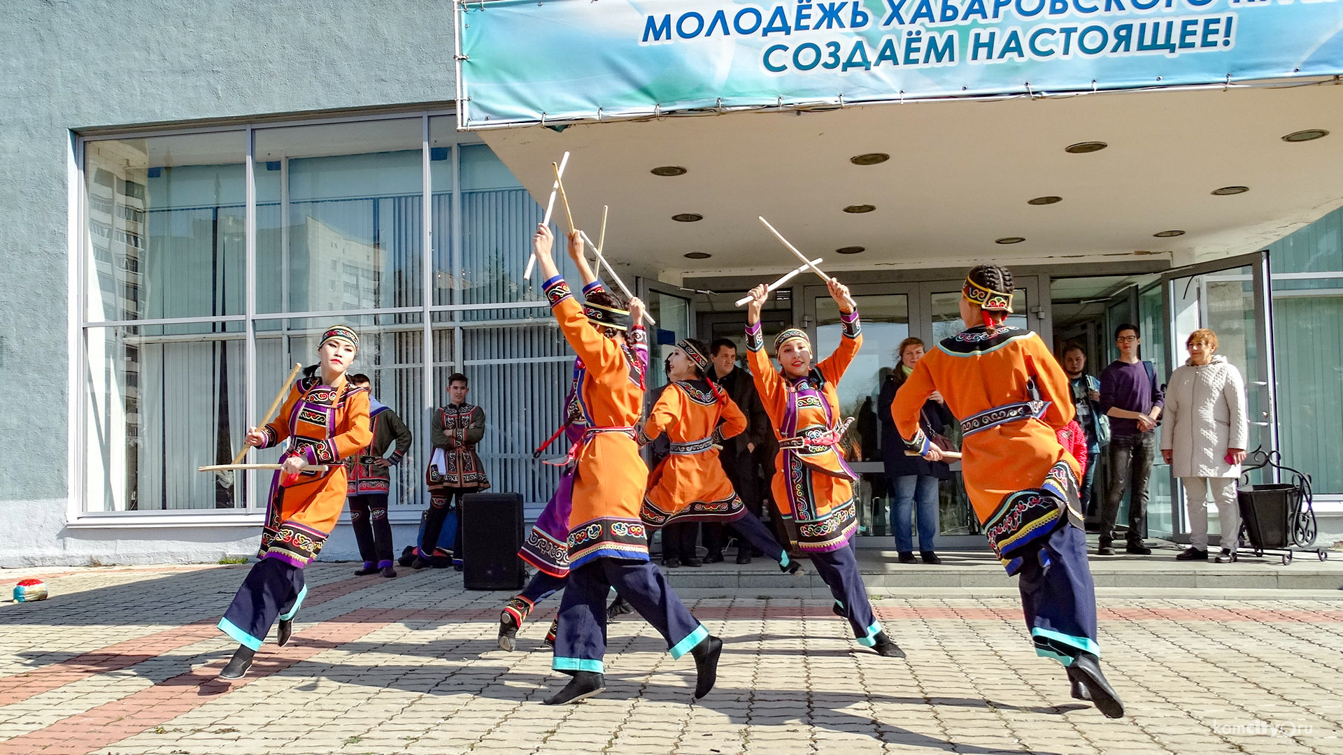 Ярмарка нанайской культуры в Комсомольске-на-Амуре запомнилась нарисованными бородами и прыжками через канат