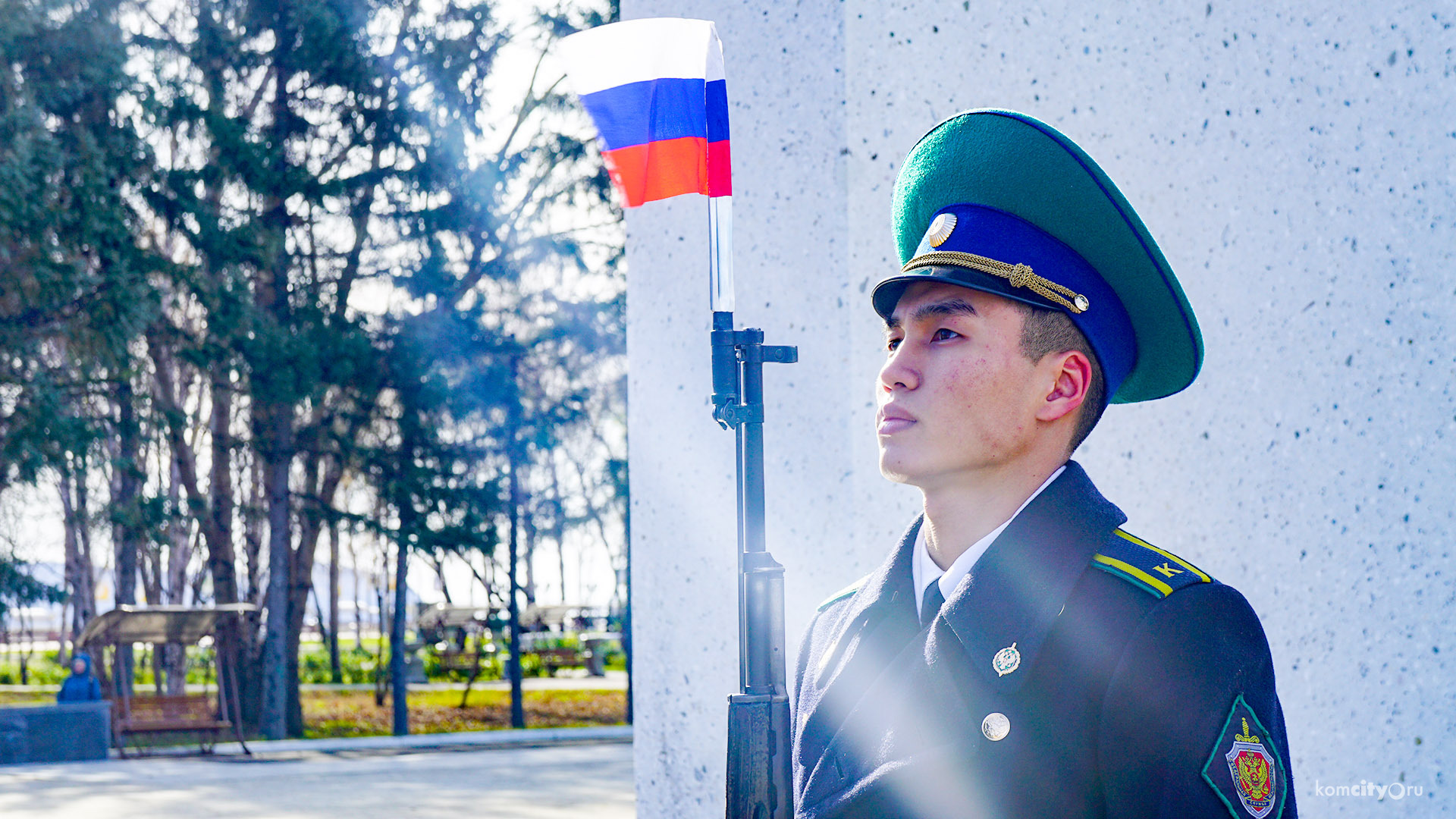 Военно-патриотическую акцию в честь Дня образовательных организаций ФСБ начали с возложения цветов к Мемориальному комплексу Комсомольска-на-Амуре