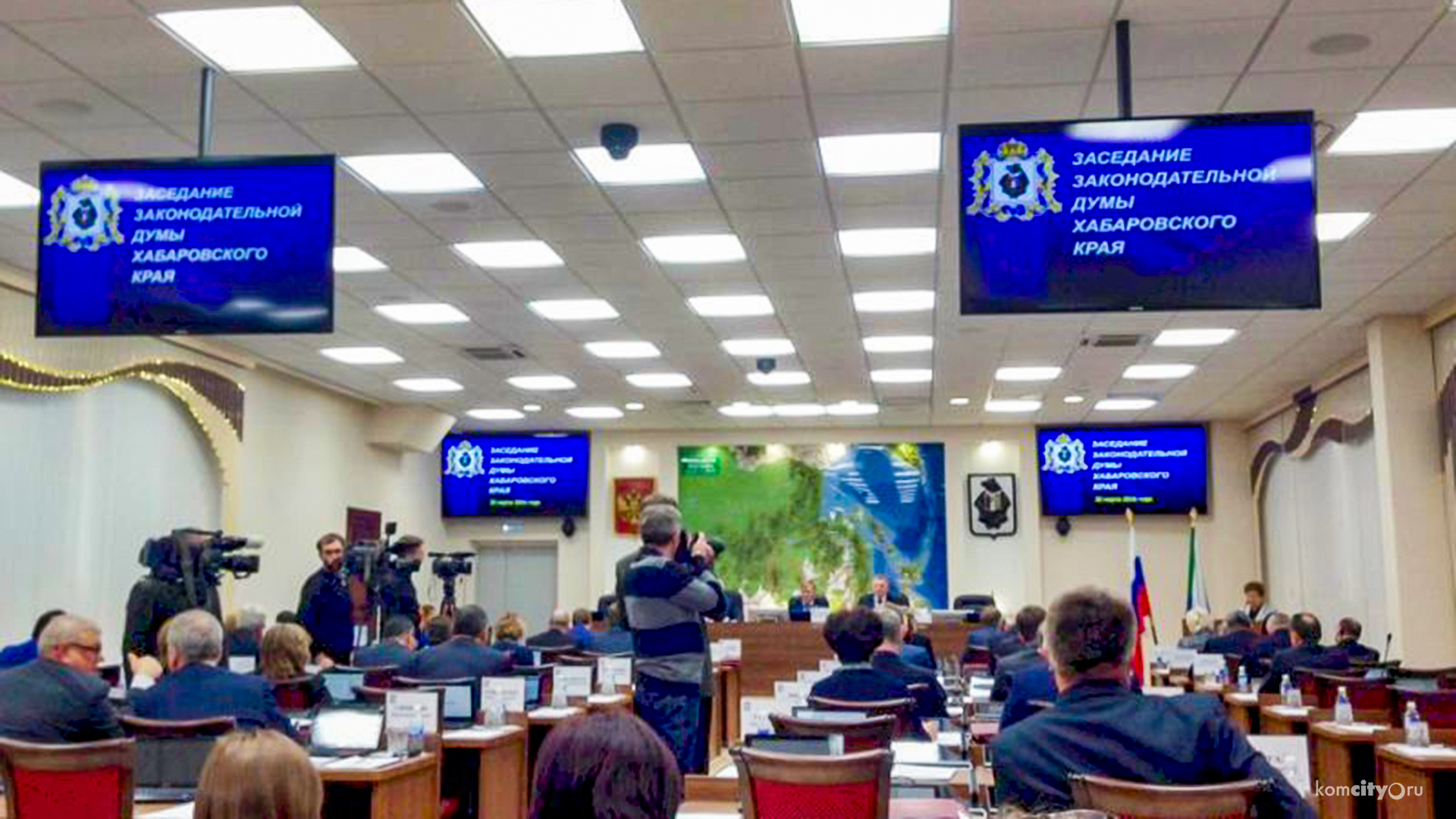 Депутаты краевой Думы снизили себе зарплату на 10%