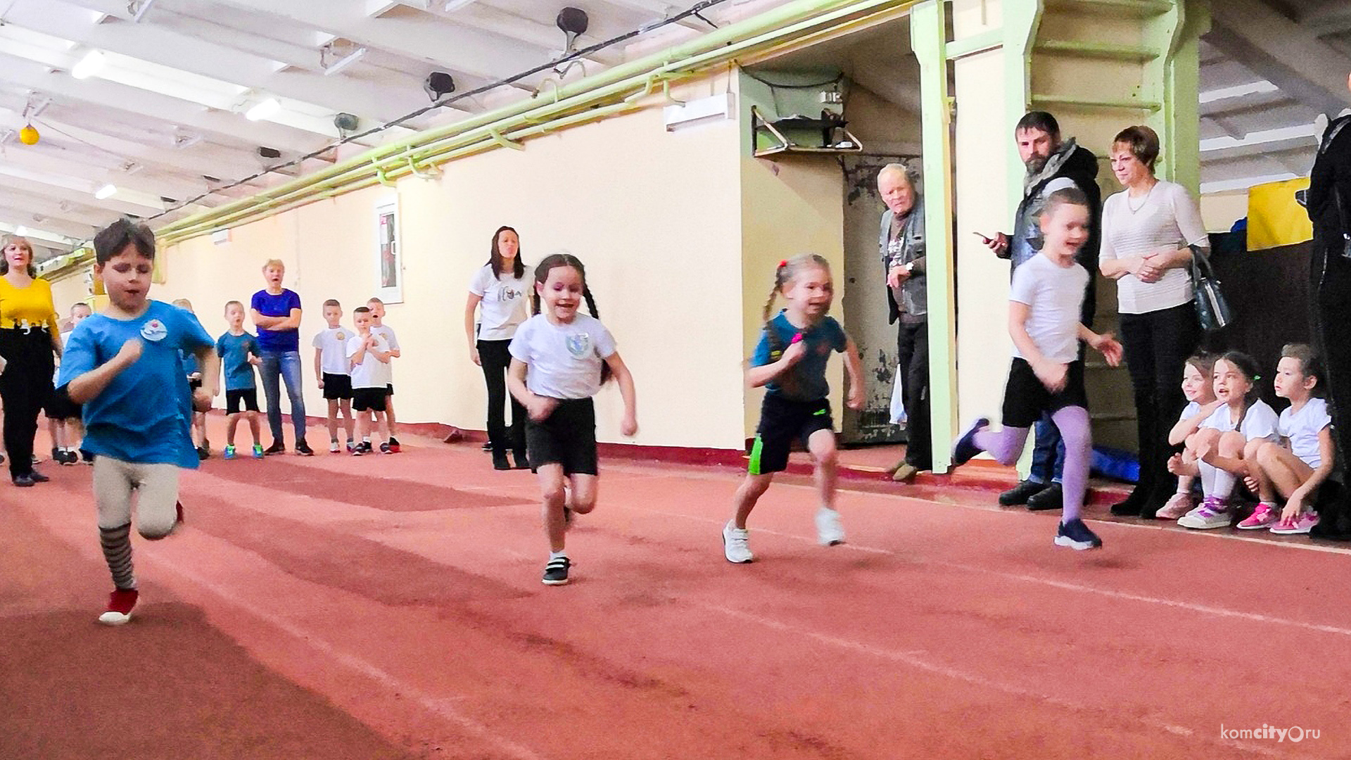 Под громкие крики поддержки родителей малышня из Комсомольска-на-Амуре сдала нормы ГТО
