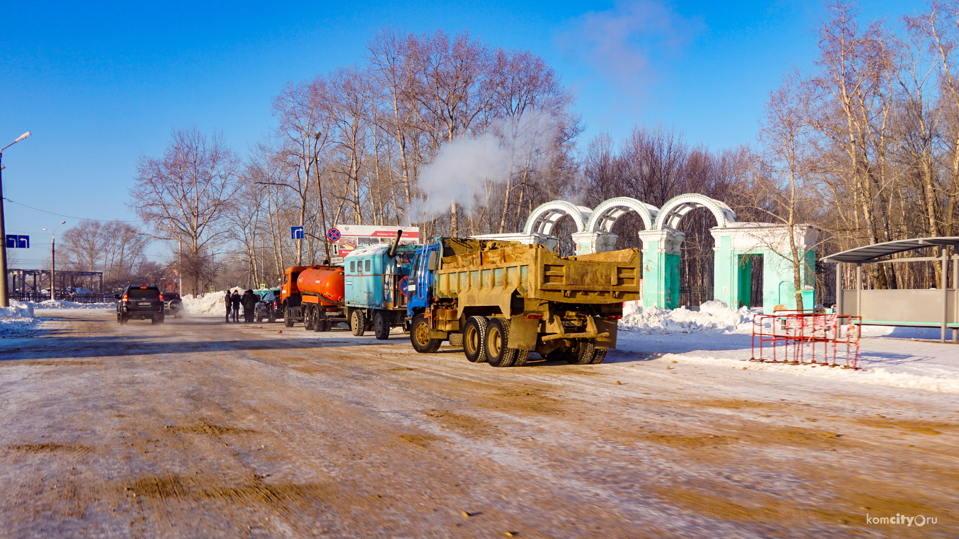 В Комсомольске-на-Амуре продолжают устранять последствия прорыва, залившего улицы водой