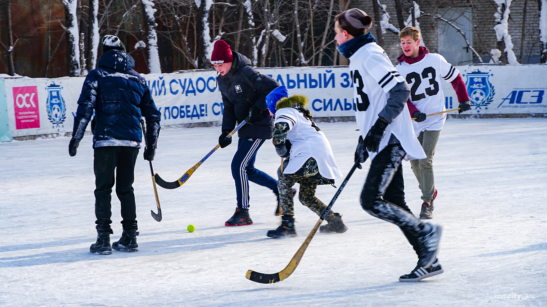 В хоккей с мячом сыграли воспитанники детских домов Комсомольска-на-Амуре