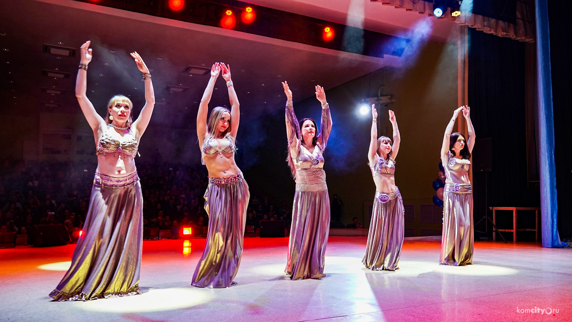 Концерт «Восточный калейдоскоп» подарил комсомольчанам танцевальное путешествие в Индию, Египет и Арабские страны