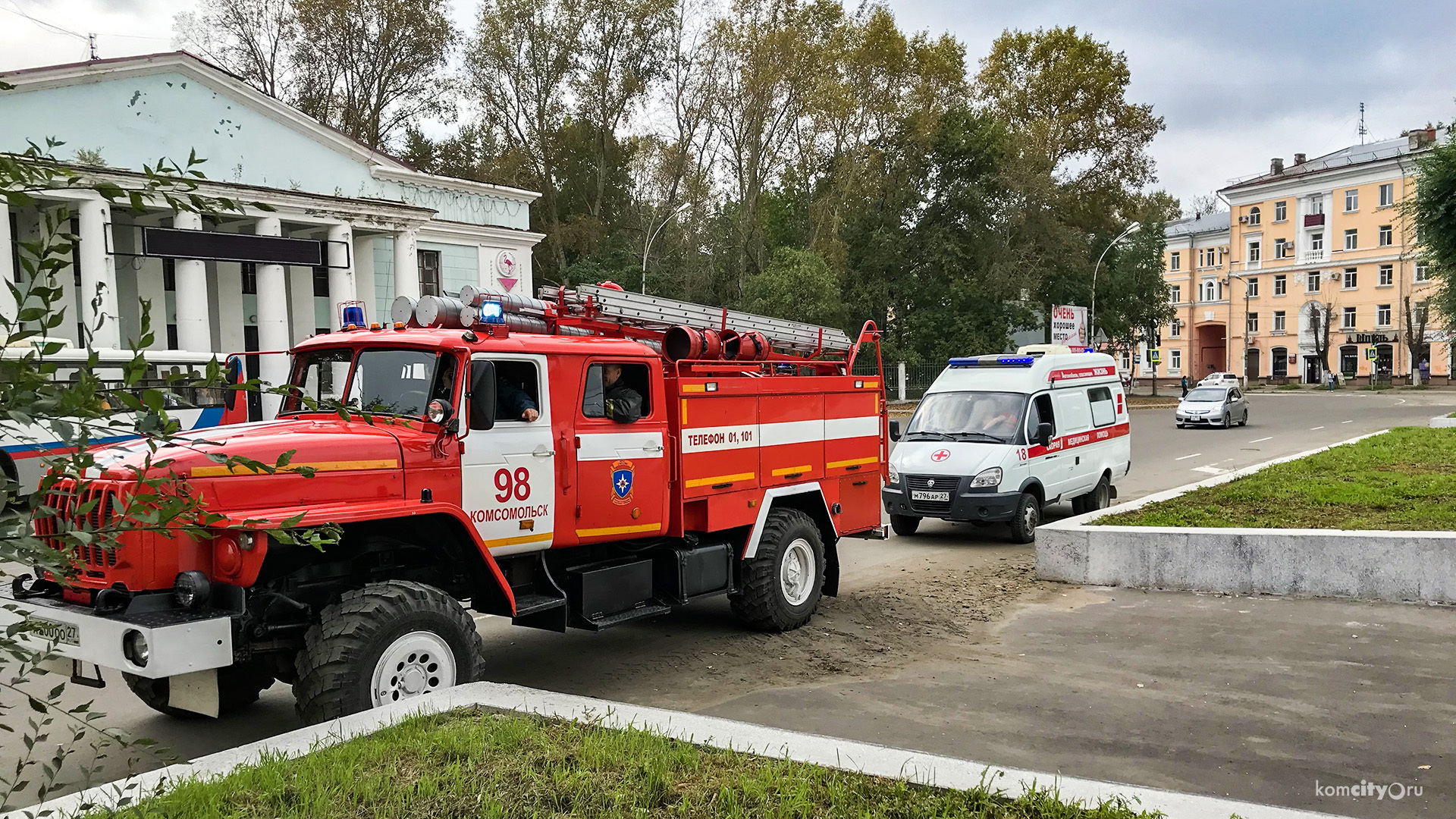 Оперативные службы прибыли на центральную площадь Комсомольска-на-Амуре, чтобы обезвредить то, чего там нет