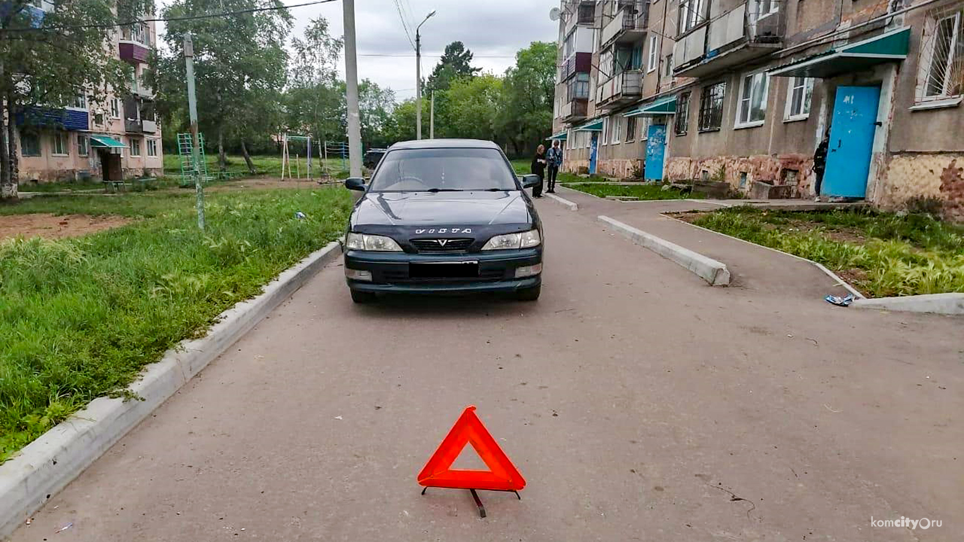 В Комсомольске-на-Амуре трёхлетняя девочка, выбежавшая на дворовую дорогу перед машиной, получила серьёзную травму