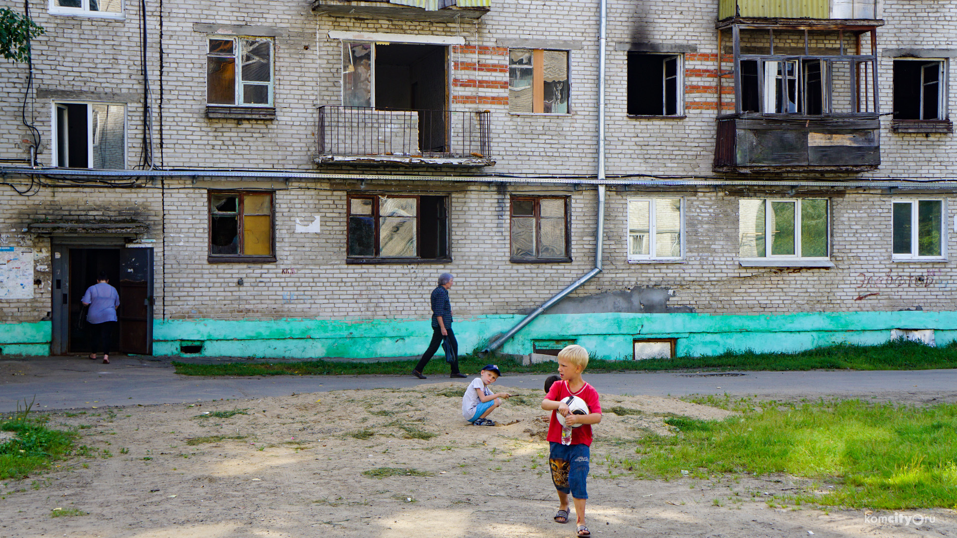 В Комсомольске-на-Амуре многодетные семьи не могут покинуть аварийный дом из-за пустых сертификатов