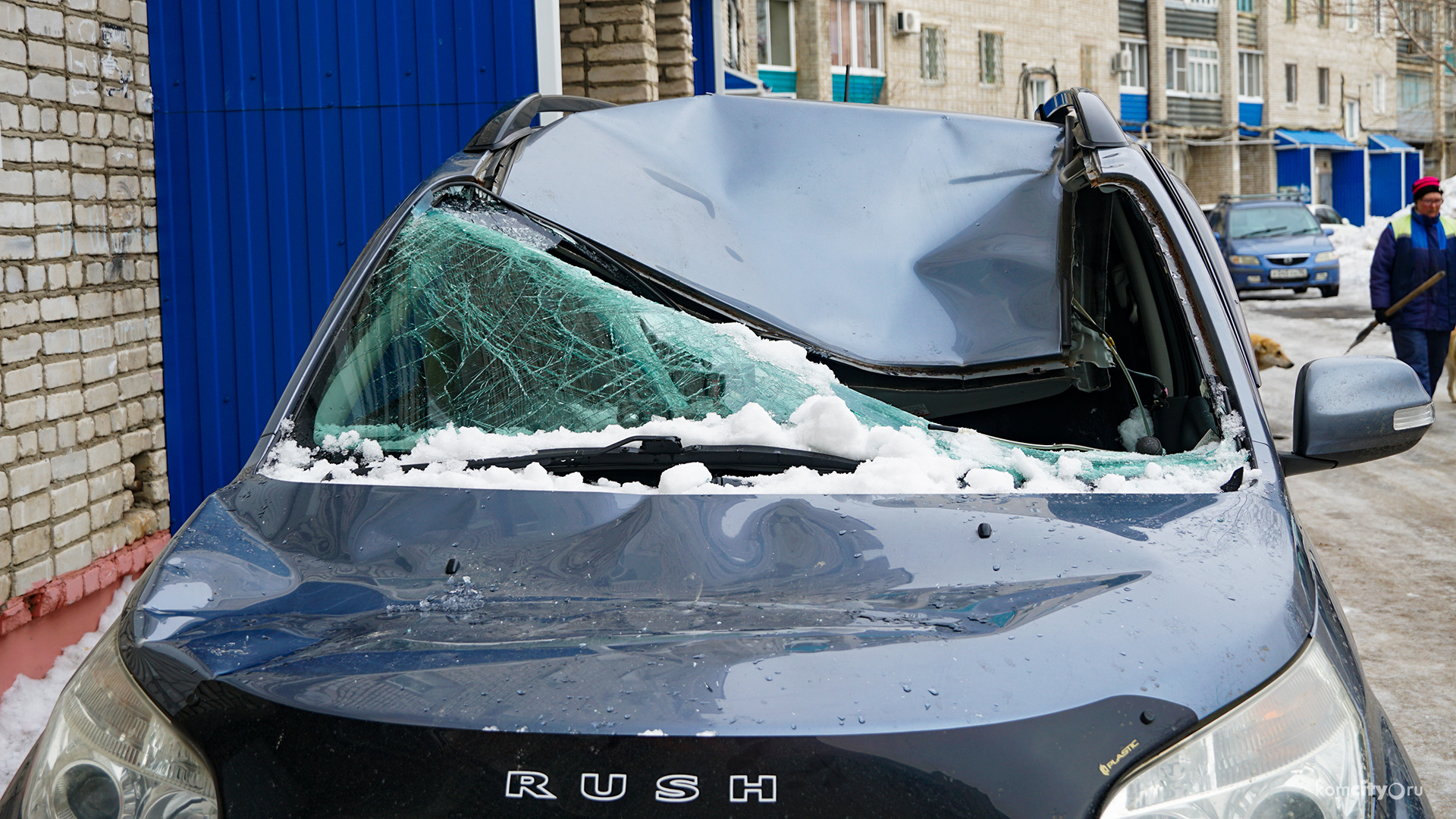 В Комсомольске-на-Амуре Тойоту Раш раздавило упавшим с кровли снегом